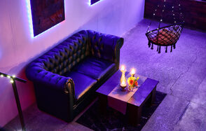 Двухуровневый лофт с неоном