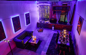 Двухуровневый лофт с неоном