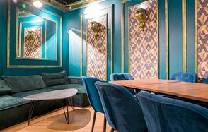 Просторный лофт-зал с экраном