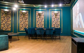 Просторный лофт-зал с экраном