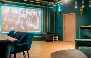 Просторный лофт-зал с экраном