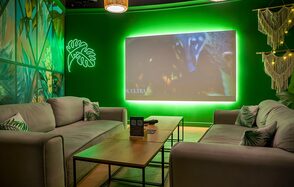 Яркий зал в зелёных тонах