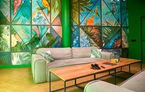 Яркий зал в зелёных тонах