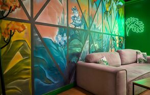 Яркий зал в зелёных тонах