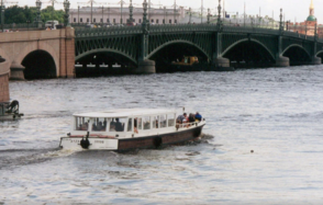 Небольшой прогулочный теплоход