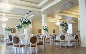 Светлый банкетный зал с колоннами