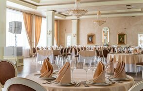 Светлый банкетный зал с колоннами