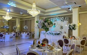 Светлый банкетный зал с колоннами