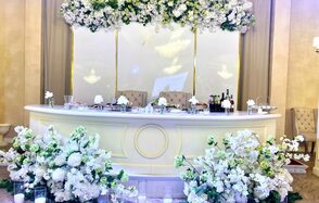 Светлый банкетный зал с колоннами