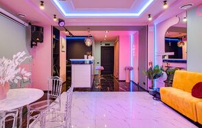 Лофт с барной стойкой в розовых тонах