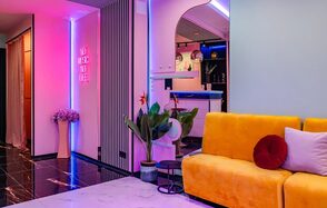 Лофт с барной стойкой в розовых тонах