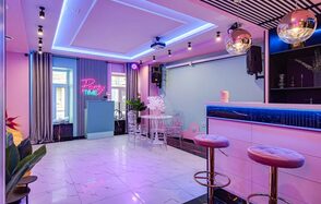 Лофт с барной стойкой в розовых тонах