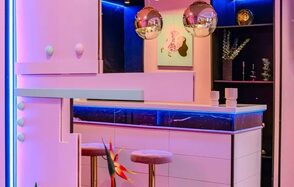 Лофт с барной стойкой в розовых тонах