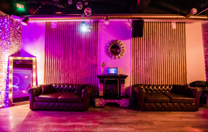 Стильный лофт с большим экраном и лазерной анимацией 