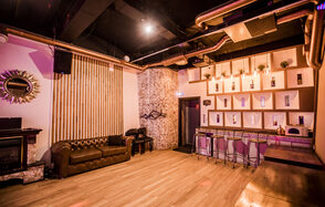 Стильный лофт с большим экраном и лазерной анимацией 