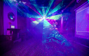 Стильный лофт с большим экраном и лазерной анимацией 