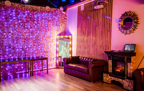 Стильный лофт с большим экраном и лазерной анимацией 