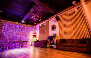 Стильный лофт с большим экраном и лазерной анимацией 