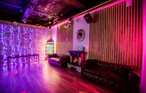 Стильный лофт с большим экраном и лазерной анимацией 
