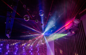 Стильный лофт с большим экраном и лазерной анимацией 