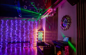 Стильный лофт с большим экраном и лазерной анимацией 