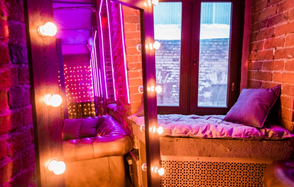 Кирпичный лофт с неонами и сценой