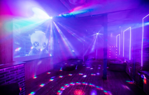 Кирпичный лофт с неонами и сценой