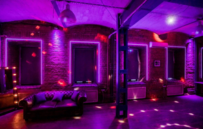 Кирпичный лофт с неонами и сценой