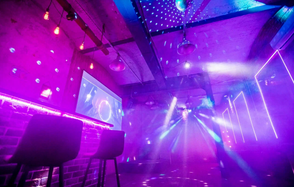 Кирпичный лофт с неонами и сценой