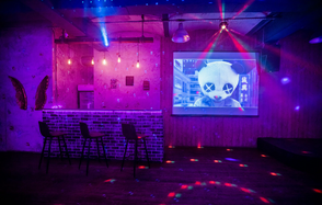 Кирпичный лофт с неонами и сценой