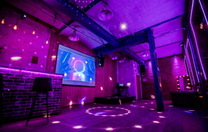 Кирпичный лофт с неонами и сценой