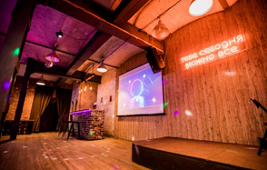 Кирпичный лофт с неонами и сценой