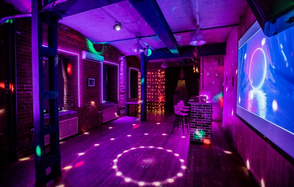 Кирпичный лофт с неонами и сценой