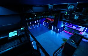 Deep. Двухуровневый неоновый клуб