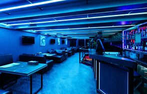 Deep. Двухуровневый неоновый клуб