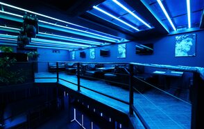 Deep. Двухуровневый неоновый клуб