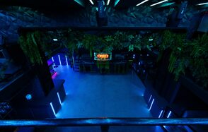 Deep. Двухуровневый неоновый клуб