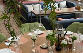 Blush Lounge. Банкетный зал с зеленью