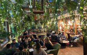 Blush Lounge. Банкетный зал с зеленью