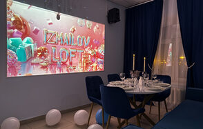 Лофт с зеркальной стеной