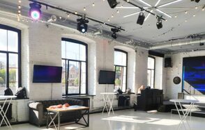 Event Hall. Банкетный зал с большими окнами