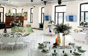 Event Hall. Банкетный зал с большими окнами