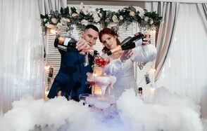 Фламбе. Белый неоновый банкетный зал