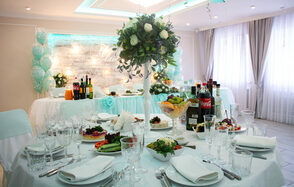 Фламбе. Белый неоновый банкетный зал