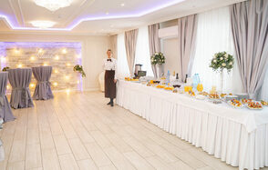 Фламбе. Белый неоновый банкетный зал