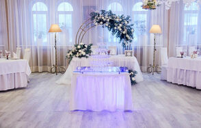 9Parrots. Банкетный зал в замке