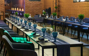 9Parrots. Банкетный зал в замке