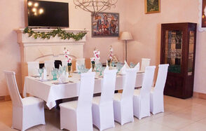 9Parrots. Банкетный зал в замке