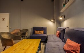 Уютный кинозал в антикафе