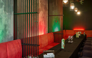 Уютный и стильный лофт с барной стойкой